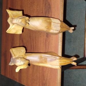 2 Elephants that sit on a shelf